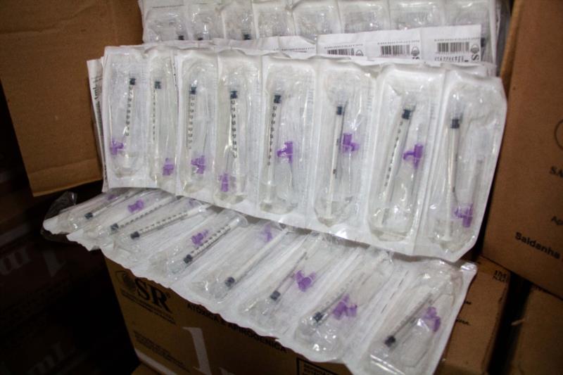 Governo de Minas recebe mais um lote de seringas agulhadas para vacinação contra a covid-19