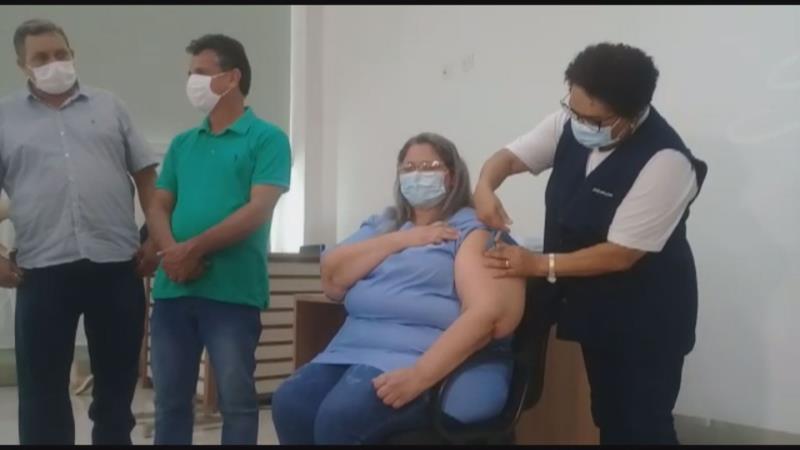Técnica em enfermagem de Alfenas é a primeira pessoa vacinada contra a Covid-19 no Sul de Minas 