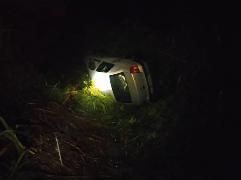 Mulher perde o controle de carro, que tomba em barranco na estrada de Guaranésia