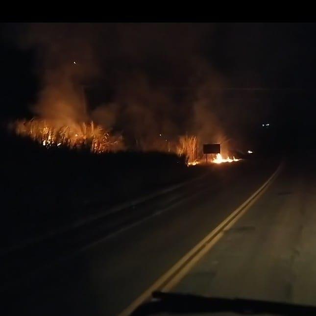 Bombeiros combatem incêndio às margens de rodovia