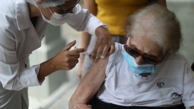 Estudo aponta que vacina Covid-19 salvou mais de 40 mil idosos acima de 70 anos no Brasil