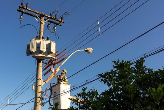 Para substituição de postes e outros equipamentos, Cemig interrompe o fornecimento de energia em algumas ruas de Guaxupé