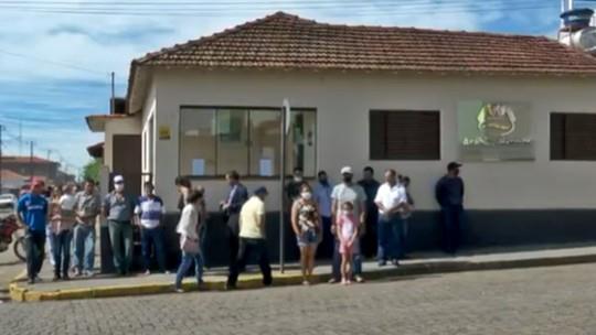 Em Monte Belo, produtores estão preocupados com atraso no pagamento de sacas de café guardadas em armazém 