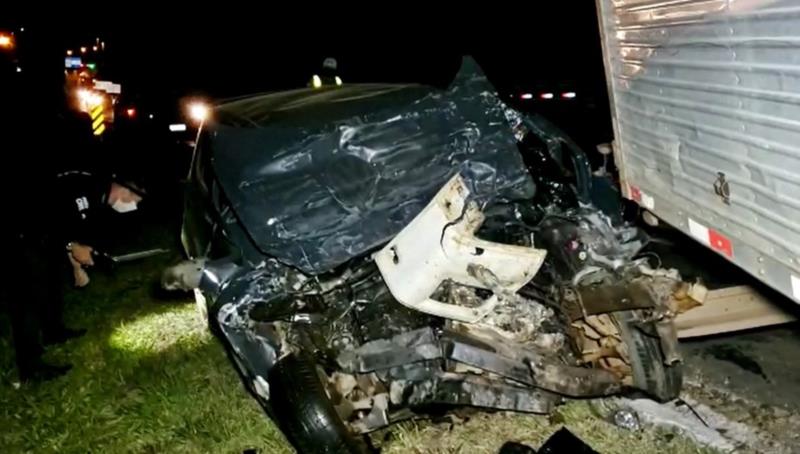 Homem morre em acidente entre carro e caminhão na MG-050, em Passos