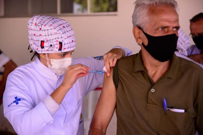 Minas distribui vacinas para 4ª dose em idosos e Guaxupé receberá 1490 doses do imunizante