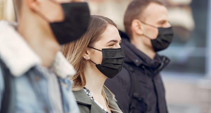Uso de máscaras em locais fechados estará liberado a partir de domingo, 1º de maio