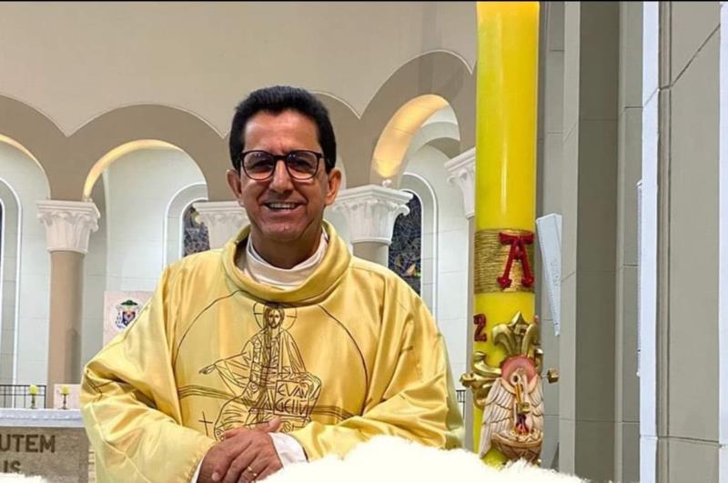 Padre Francisco Carlos Pereira, o Padre Carlinhos, pároco da Catedral de Guaxupé, é entrevistado por colunista do Jornal da Região