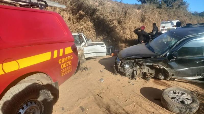 Acidente automobilístico na zona rural de Muzambinho deixa três pessoas feridas