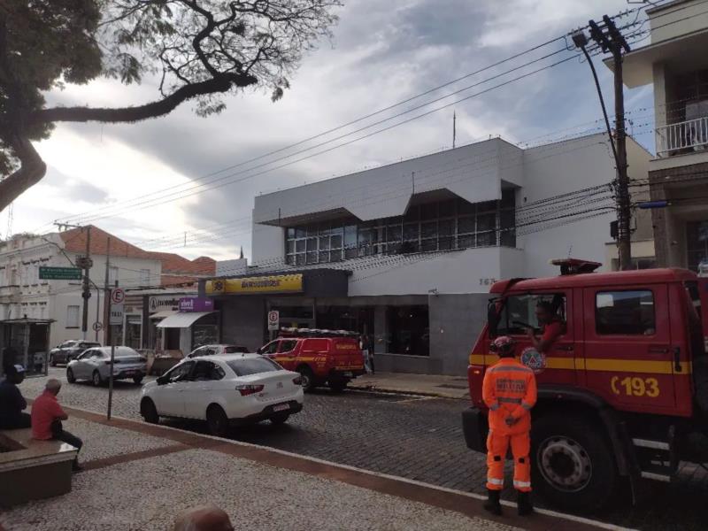 Suspeita de incêndio no Banco do Brasil de Guaxupé mobiliza Bombeiros e cliente fica retida na agência 