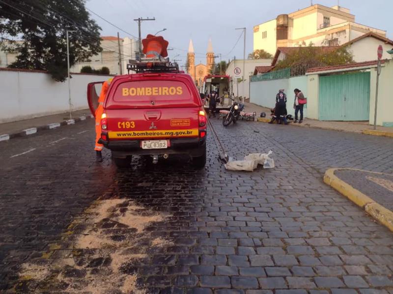 Derramamento de óleo diesel provoca acidentes no centro de Guaxupé