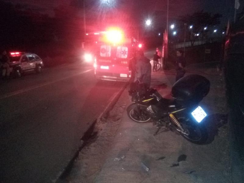 Motociclista fica ferida após colisão com carro em Guaxupé