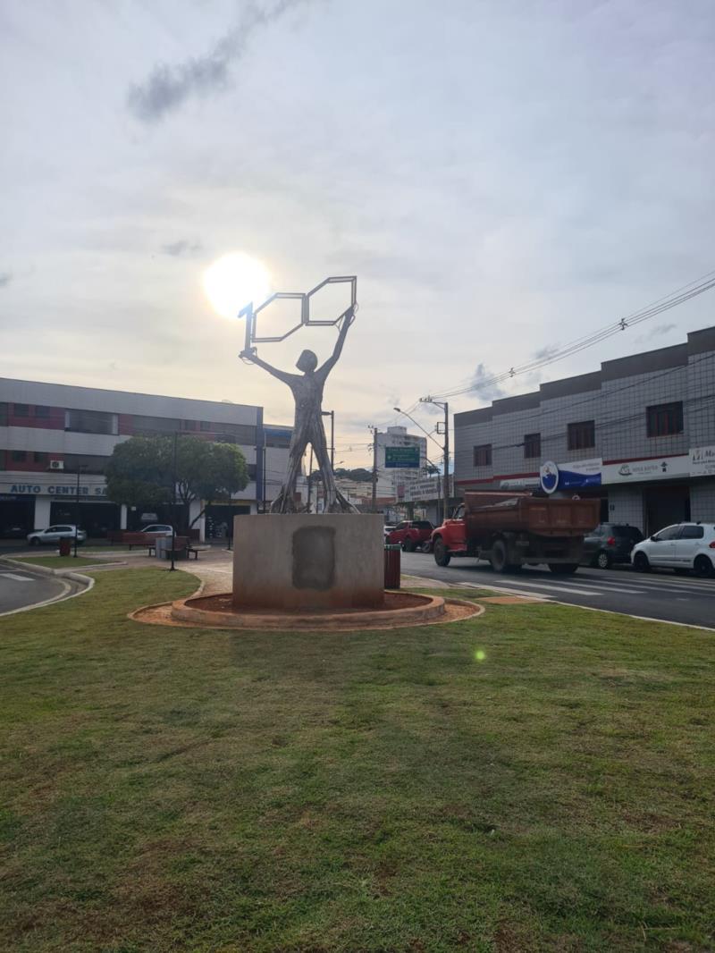 Monumento em Homenagem ao Centenário de Guaxupé é reinstalado na Praça Primeiro de Junho