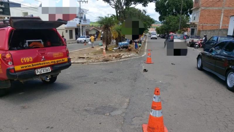 Em Guaxupé, bombeiros resgatam motociclista de 20 anos após colisão com caminhão 