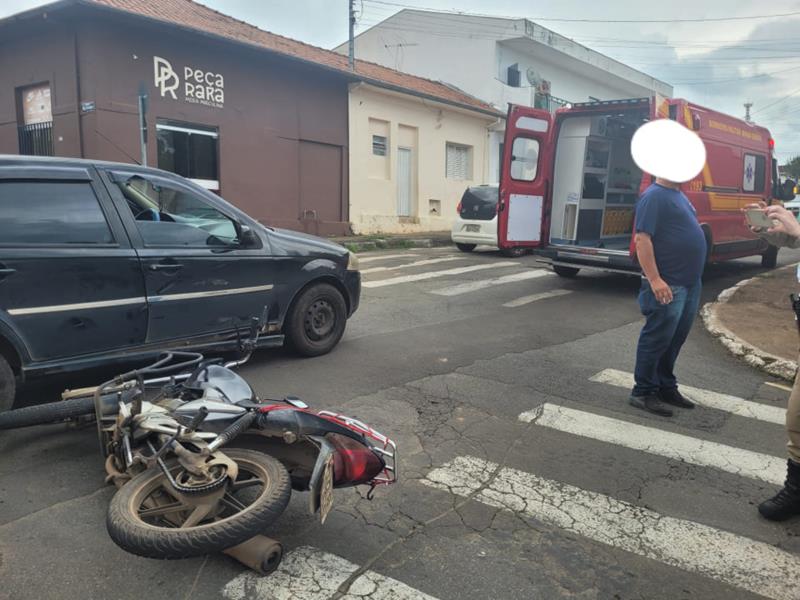 Mulher de 26 anos fica ferida em colisão entre motocicleta e automóvel em Guaxupé 