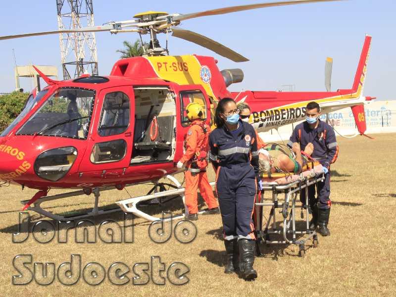 Helicóptero do Corpo de Bombeiros conduz paciente de Guaranésia para o HC, em Paraíso