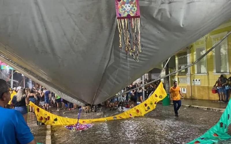 No Carnaval de rua em Guaranésia, tenda cai e deixa criança e adolescente feridas 