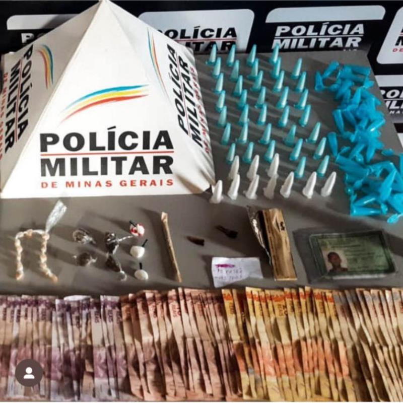 Policiais de Guaranésia utilizam trator para transpor muro de residência e prender homens envolvidos com tráfico de drogas 