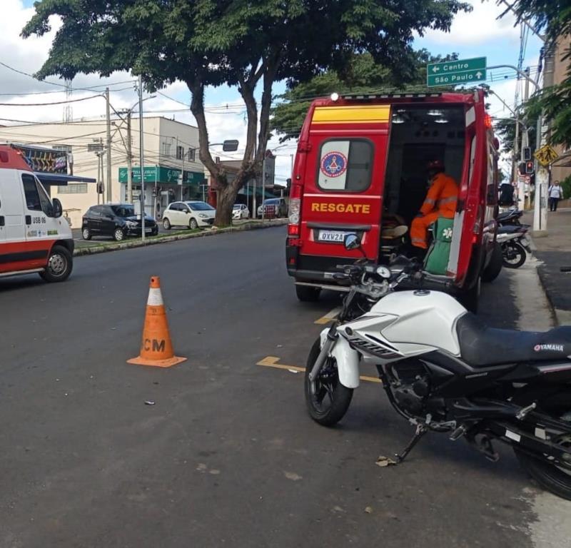Colisão entre motocicleta e bicicleta deixa dois feridos em Guaxupé 