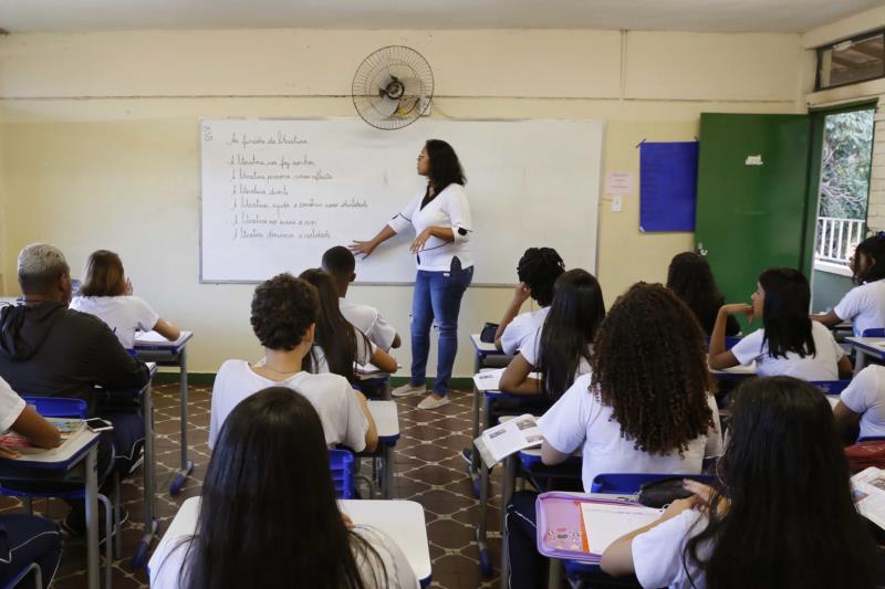 Governo de Minas publica nomeação de 1 mil excedentes aprovados no concurso da Educação