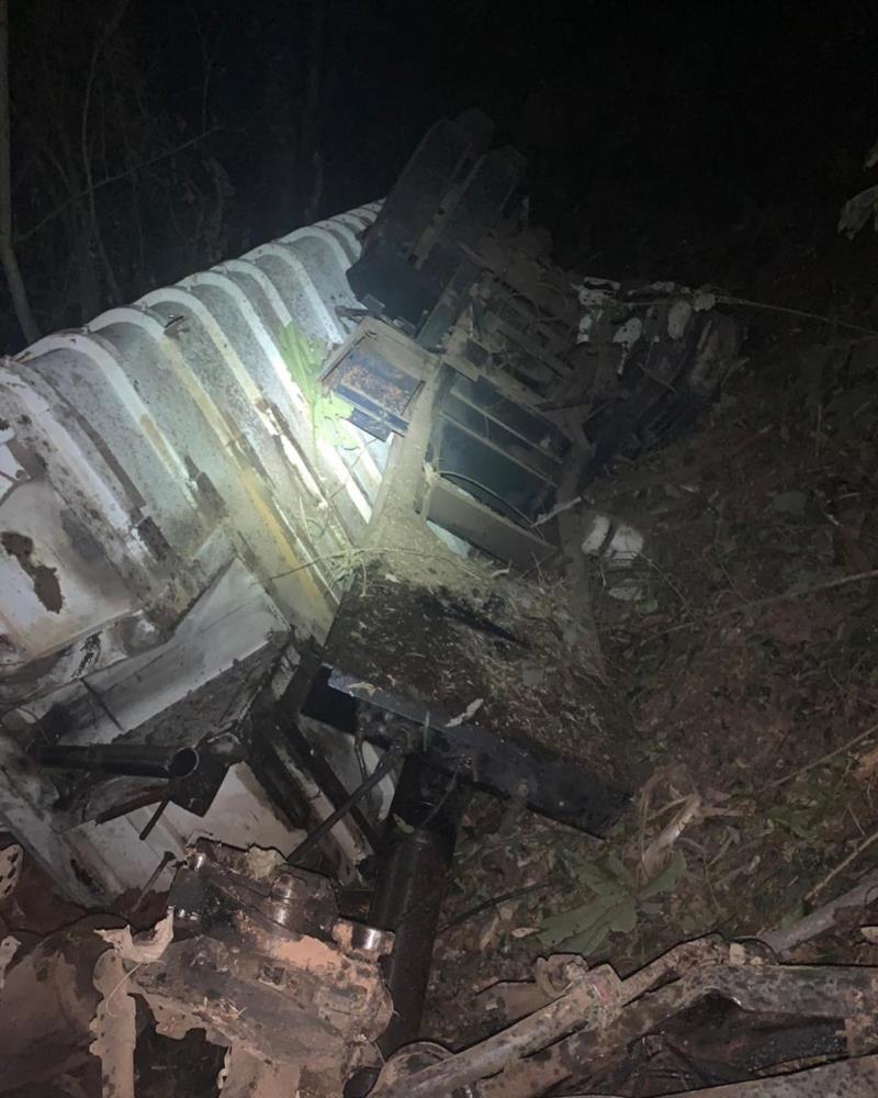 Na BR-491, entre Guaxupé e Muzambinho, caminhão cai em barranco e motorista perde a vida