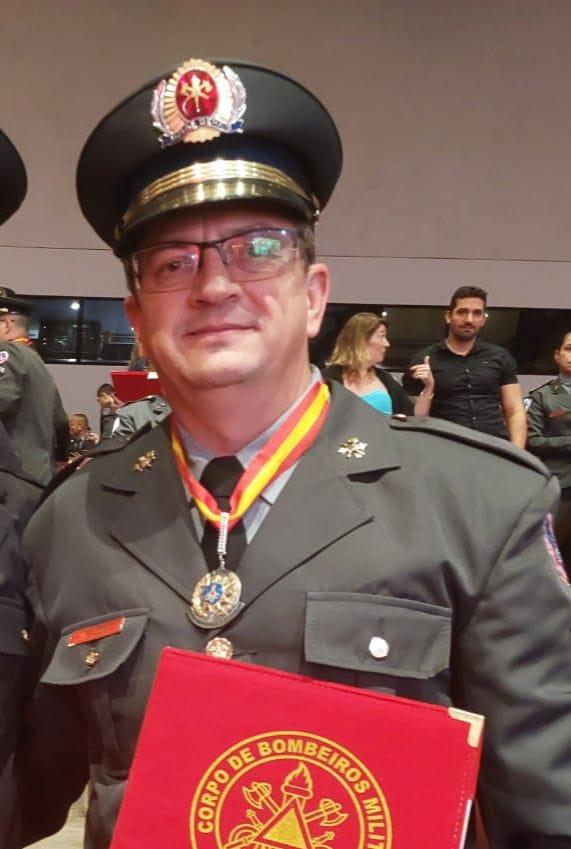 Sargento Ribeiro, do Corpo de Bombeiros de Guaxupé, é agraciado com a medalha Dom Pedro II