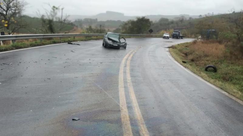 Batida entre veículos na MG-184, em Conceição da Aparecida, deixa três pessoas feridas 