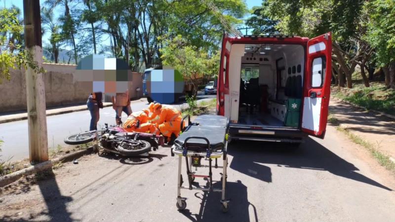 Em Guaxupé, motociclista fica ferido após bater em poste 