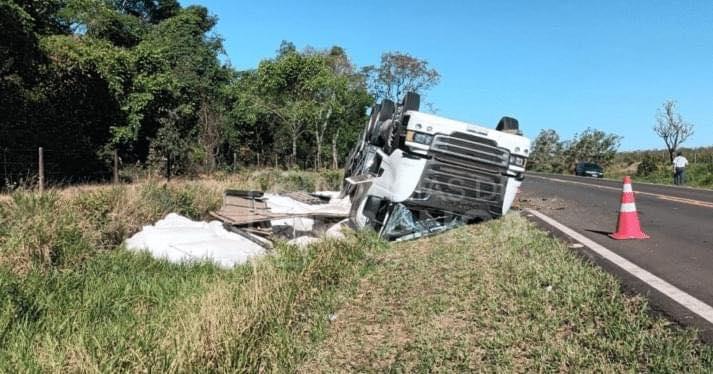 Capotamento entre Franca e Ribeirão Corrente deixa caminhoneiro guaxupeano ferido 