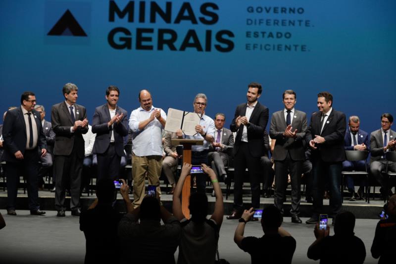 Governo de Minas assina Termo Aditivo que dá autonomia às prefeituras para gestão de recursos da Saúde nos municípios