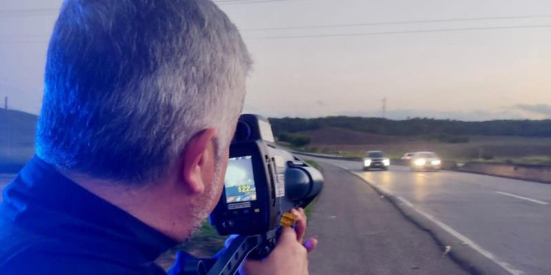 'Metralhadora de multas': radar capaz de flagrar até 30 veículos por minuto chega a Minas em 2024