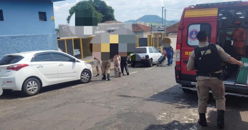 Motociclista de 37 anos fica ferido após colisão com automóvel no centro de Guaxupé 