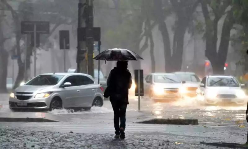 Inmet renova alerta de chuva de até 100 mm e ventos de 100 km/h em Minas e outros seis estados