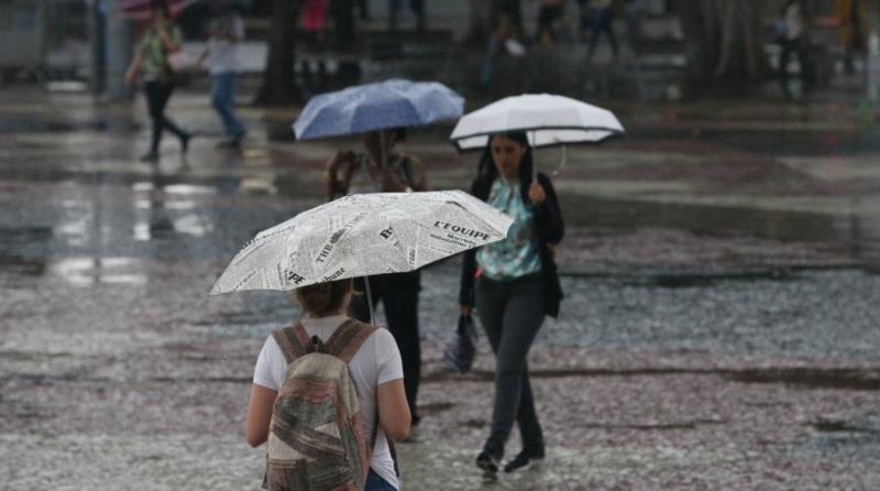 Novo alerta de chuva forte, com granizo e ventos de até 60 km/h para cidades de Minas, é válido até às 10h00 de terça-feira 