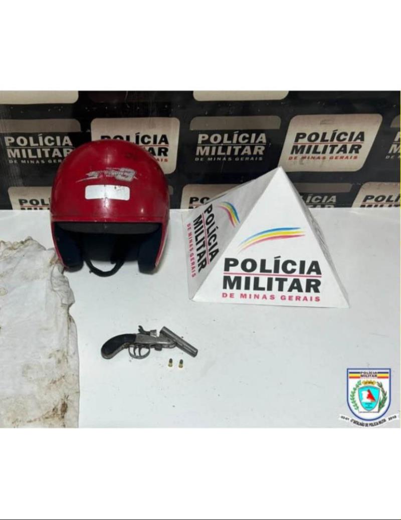 Motocicleta e arma de foto foram apreendidas pela PM em Guaxupé 