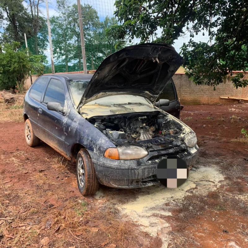 Bombeiros de Defesa Civil são acionados para combater incêndio em veículo em Guaranésia 