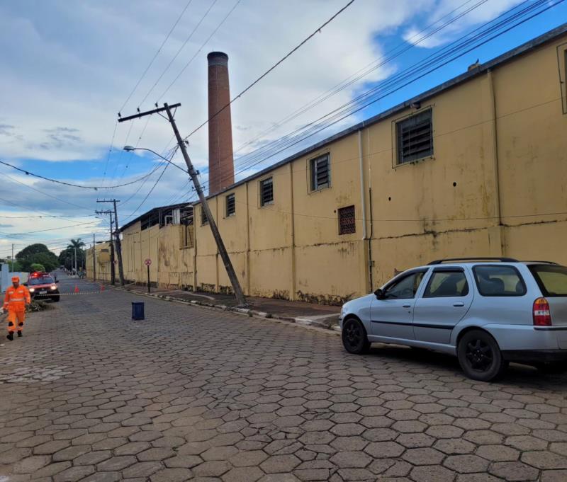 Em Guaranésia, automóvel bate em poste e motorista foge do local 