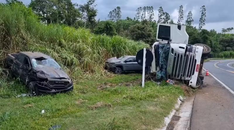 Cegonheira que transportava veículos avaliados em mais de R$2 milhões tomba na MG-050, entre Itaú de Minas e Paraíso 