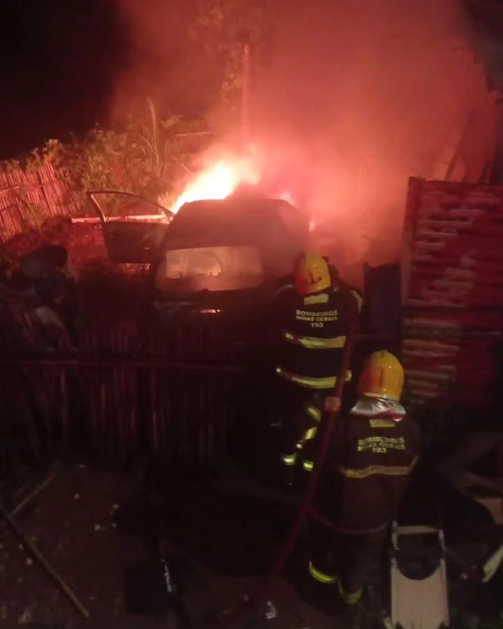 Incêndio em veículo no bairro Jardim Orminda foi combatido pelos Bombeiros 