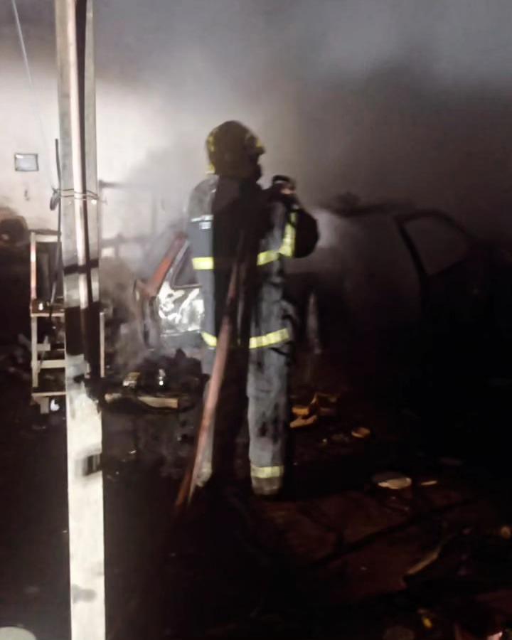 Incêndio atinge veículo dentro de oficina em Guaxupé 