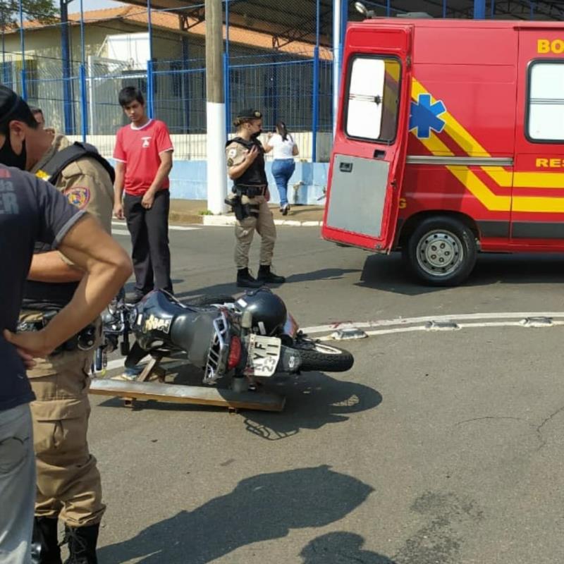 Em Guaxupé, acidente no bairro Angola deixa motociclista ferido 