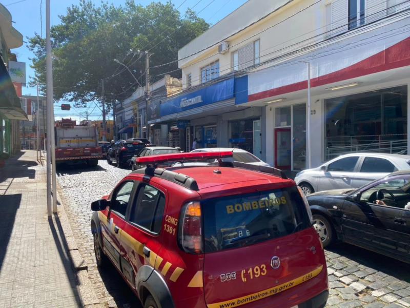 Princípio de incêndio na fiação elétrica de ar condicionado atinge o Banco Mercantil e imediações em Guaxupé 